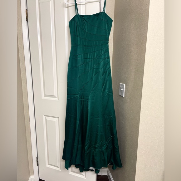 Emerald green gown/dress - Picture 2 of 13